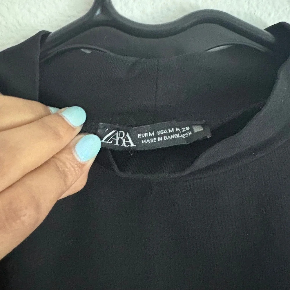 Zara Black Mock Neck Long Sleeve Crop Top Size Medium Slim Fit Minimalist Basic